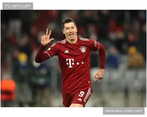 莱万进球：角球战术头槌破门